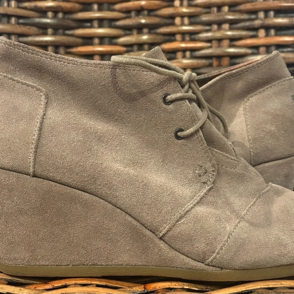 Tom’s Women's Suede Ankle Boots in size 10. Tan